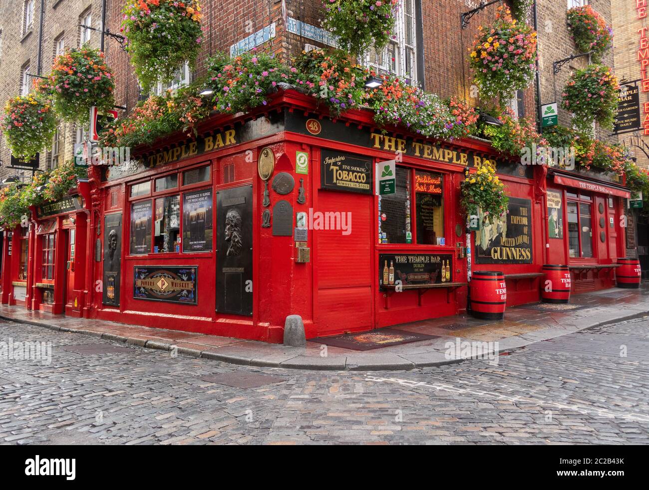 The Temple Bar In The Temple Bar District Of Dublin Ireland Irish Pub Building Exterior Famous