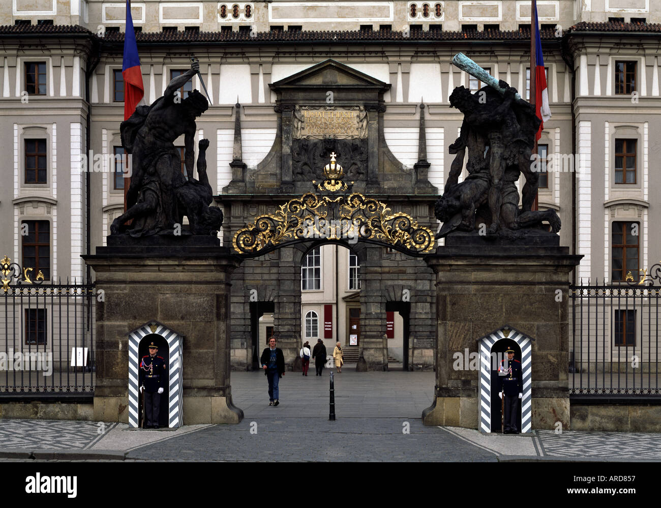 Prag Prager Burg K mpfende Giganten Und Matthiastor 1 Burghof Stock 