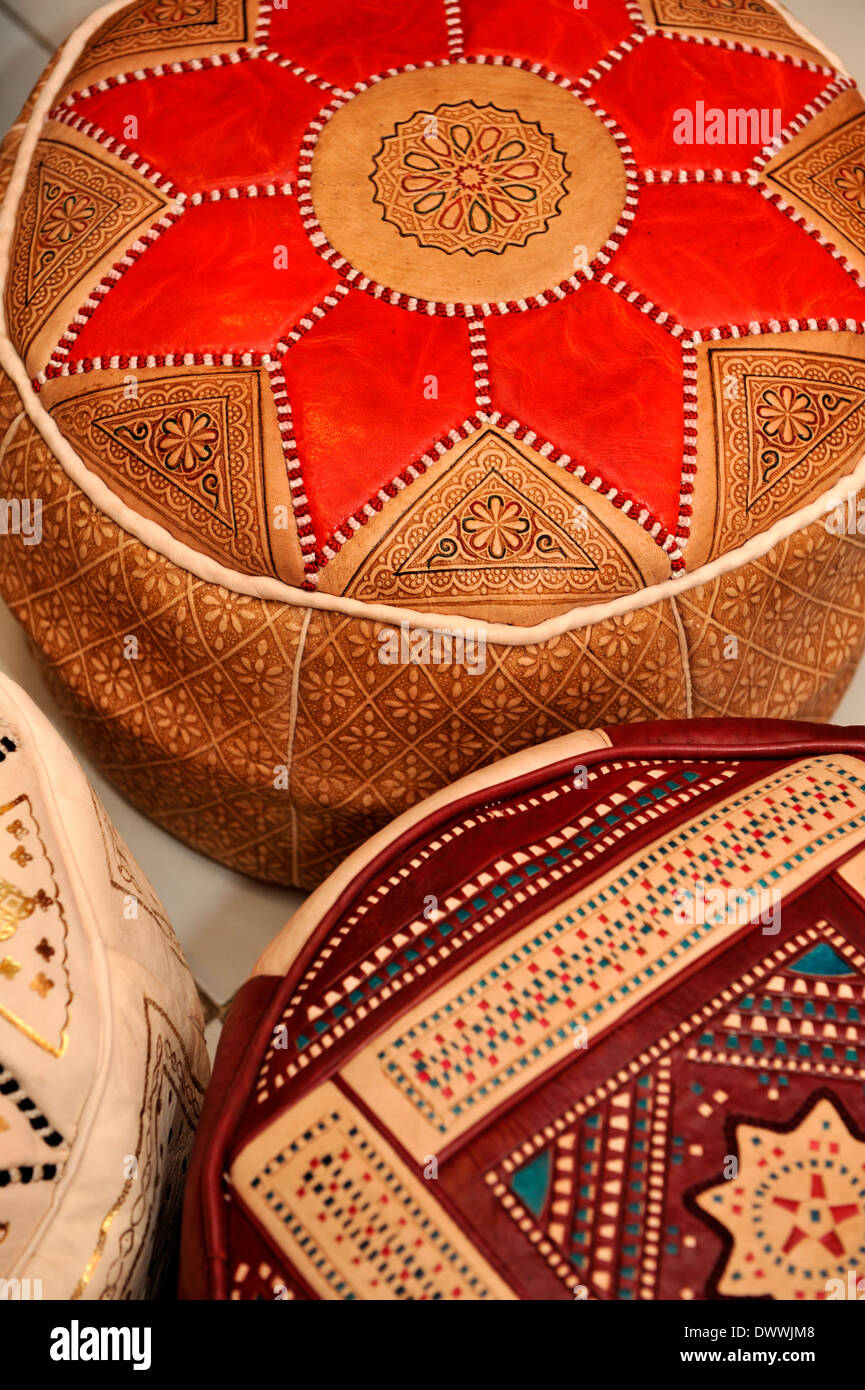 Leder Hocker zum Verkauf im Stall von Marrakesch Souk, Marokko